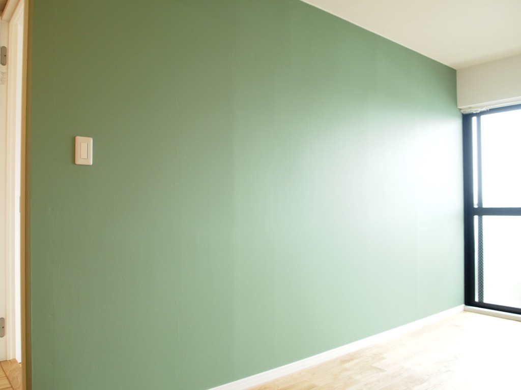 ４D号室のお部屋の中。グリーンの壁紙に癒されます。