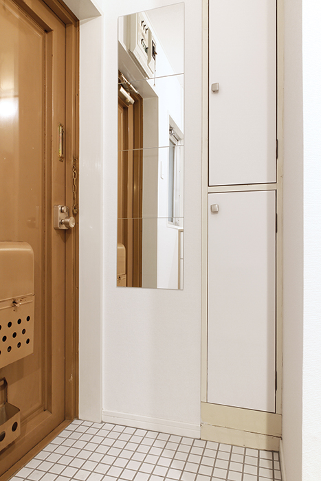 お出かけ前のチェック用の鏡、シューズボックス完備の玄関の床はオシャレな白タイル_MG_8992s