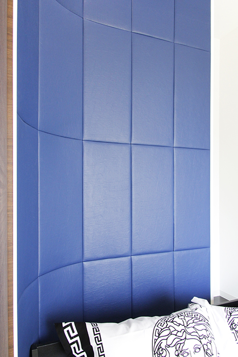 ベッド頭上のこの青い壁は【布団張り】と呼ばれるもので、普通の賃貸マンションにはまずありません！_MG_4605