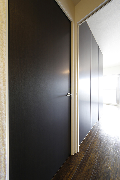可動式ドアによる4帖の洋室には、別に廊下側にドアもあります_MG_5034
