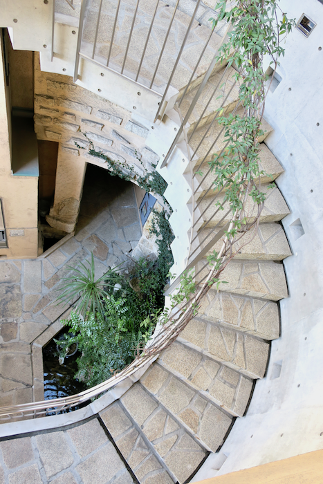 【2000 HOUSE】中庭の風景。美しい螺旋階段。