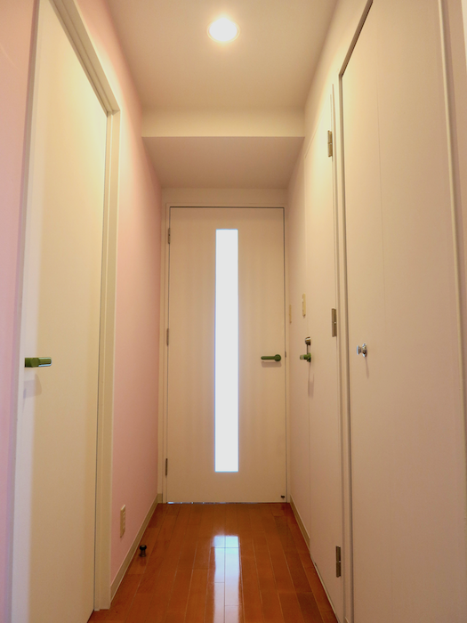 グラン・アルファ307 　ピンクと白で可愛い廊下。