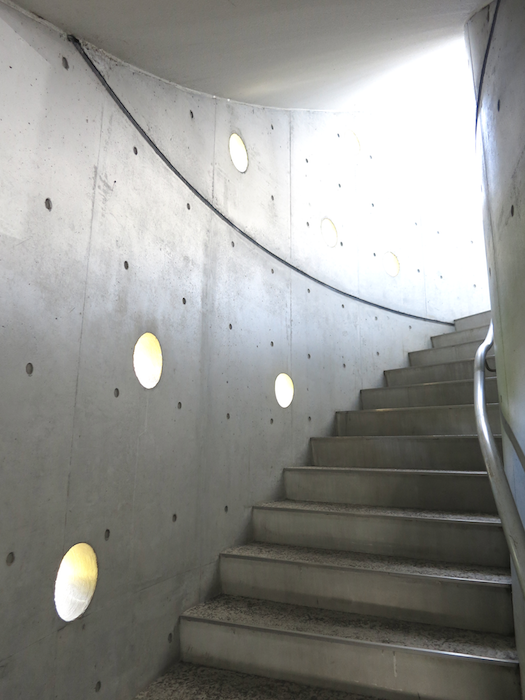 グラン・アルファ　共用　螺旋階段とコンクリートの丸いくりぬきがお洒落。