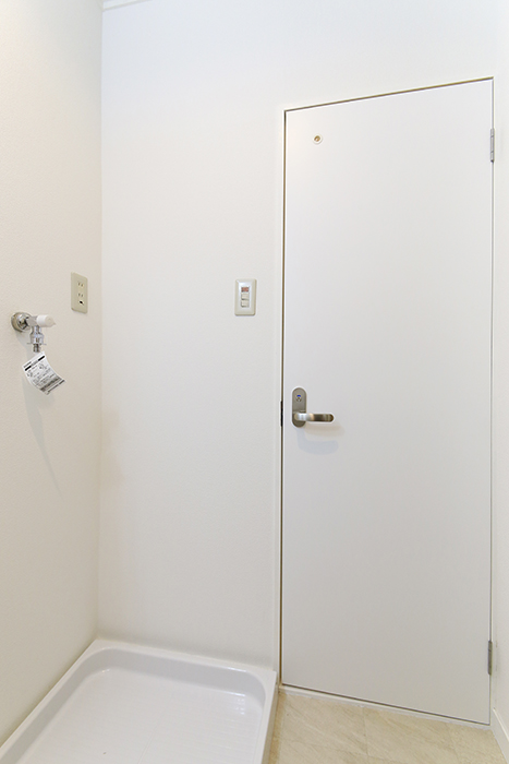 【TOMEI BASE】303号室_水周り_室内洗濯機置き場・トイレのドア_MG_1924