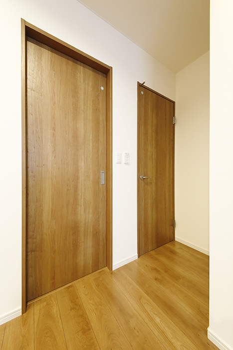 【Garage Villa Yonezu】105号室_洋室から水周りへのドア_MG_1063