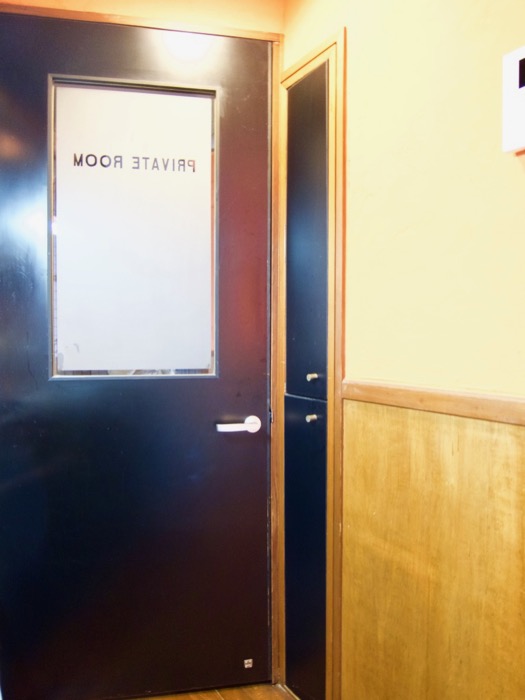 プライベートルームお洒落な扉。ダークブルーの扉。収納。ARK HOUSE 8C2