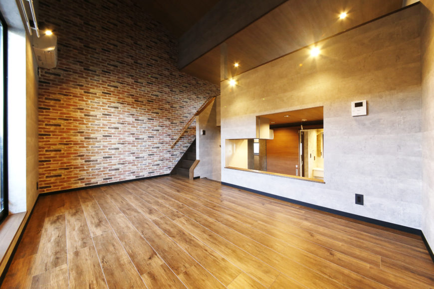 B棟E号室(Bタイプ)　落ち着きのある雰囲気の床がロッジのような温かさを感じさせます。