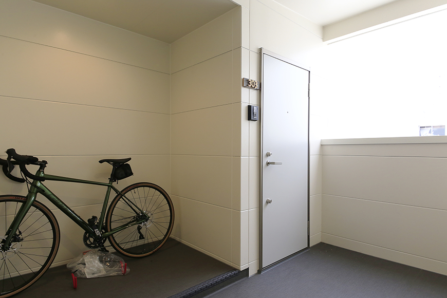 庄内通【コウノミBASE】303号室_自転車も置ける共有スペース_MG_9014