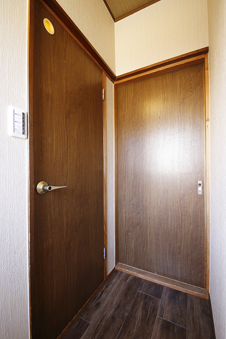 【ステップス江南 A棟】一階_(左)トイレへのドア・(右)LDKへのドア_MG_7808