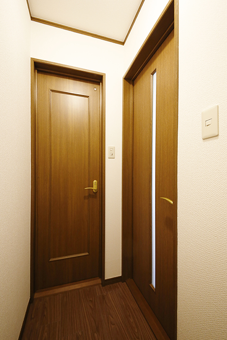清須市【シャトー】102号室_二階_右手はトイレへのドア、左手は居室へのドア_MG_8582