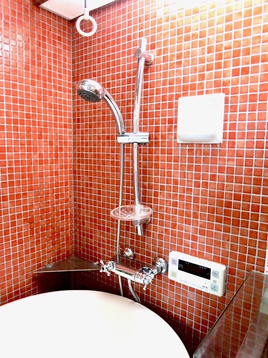 バスルーム。赤いモザイクタイルが貼られてたバスルーム　猫足バスタブ「印象派」ARK HOUSE 南館3-C 00002