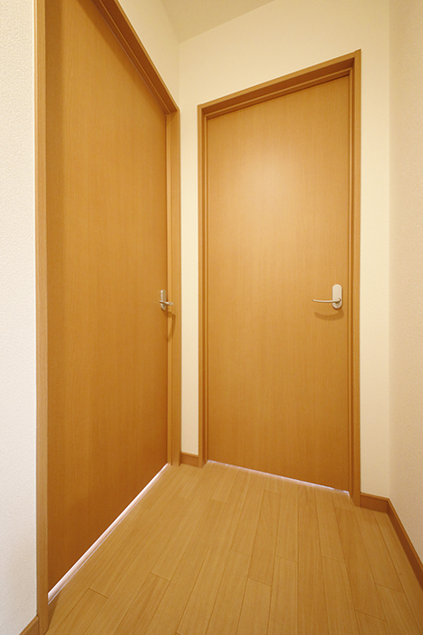 【センキ3】_3階_二枚のドアはそれぞれの洋室へ_MG_0094