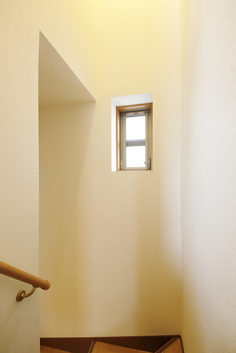 【センキ3】_3階_階段踊り場の明り取り窓_MG_0272