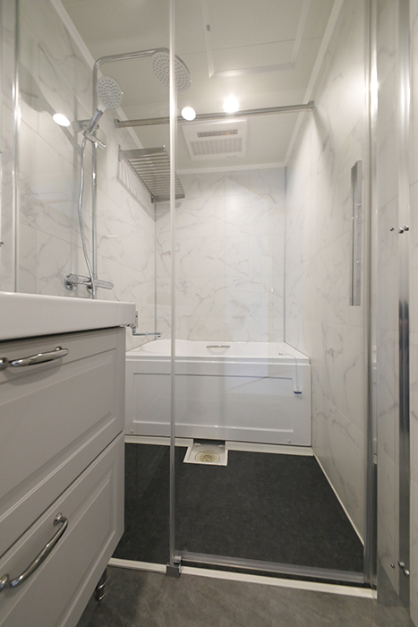 洗面とバスルーム、トイレが一体となったホテルライクなサニタリールームです。ガラス張りのバスルームが洒落ています。_MG_4133