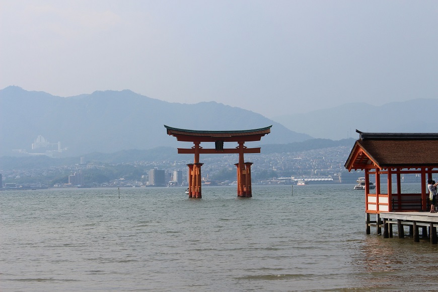 海に浮かぶ厳島神社