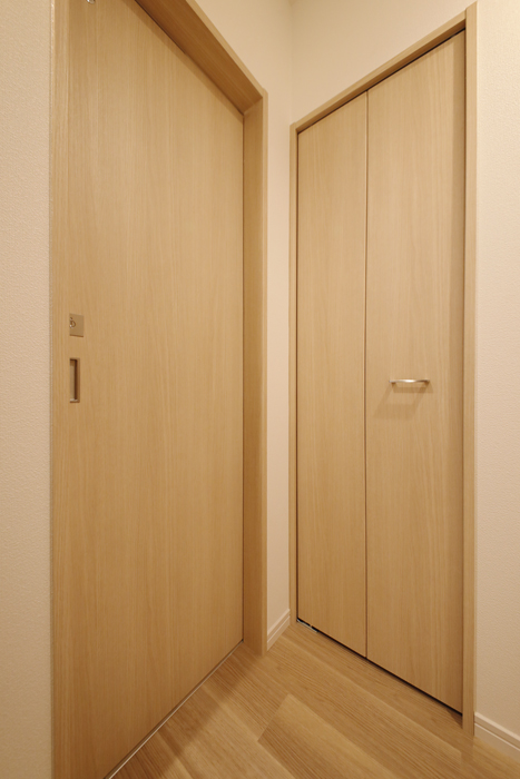 【アーブルフレール】A棟_B号室_中二階_トイレ・収納のドア_MG_2051