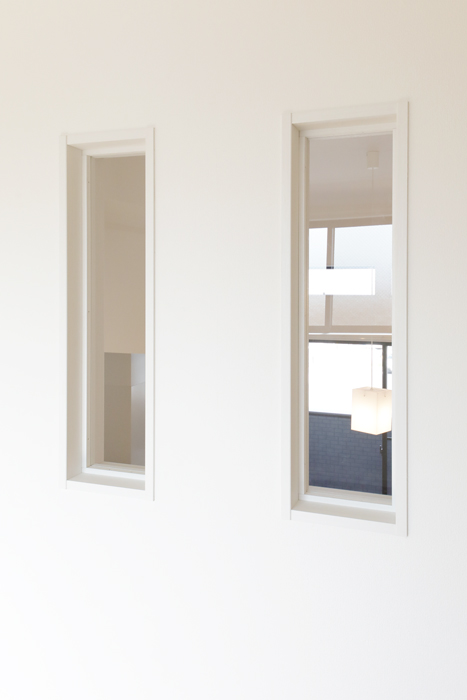 【アーブルフレール】A棟_B号室_2階(スキップフロア)_ベッドルーム_LDKを眺める窓_MG_2437