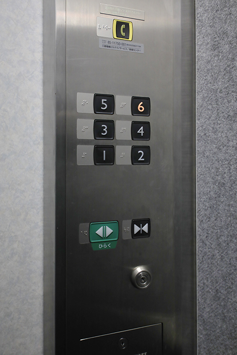 【ライフ幅下】601号室_1_玄関周り_専用キーを使用することでエレベータで6階まで行くことが出来ます_MG_4487