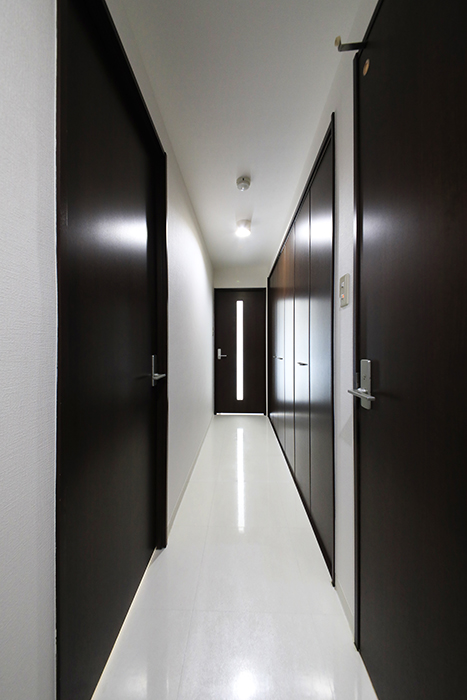 【ライフ幅下】101号室_玄関から一直線の廊下にはたくさんのドア_MG_3268