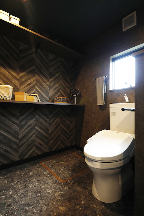 トイレの横側はゆとりのスペースで、壁には収納棚があります。_MG_9034_rsz