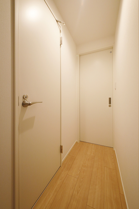 MOVE桜本町NORTH｜202号室_廊下_トイレ・水回りへのドア_MG_1603