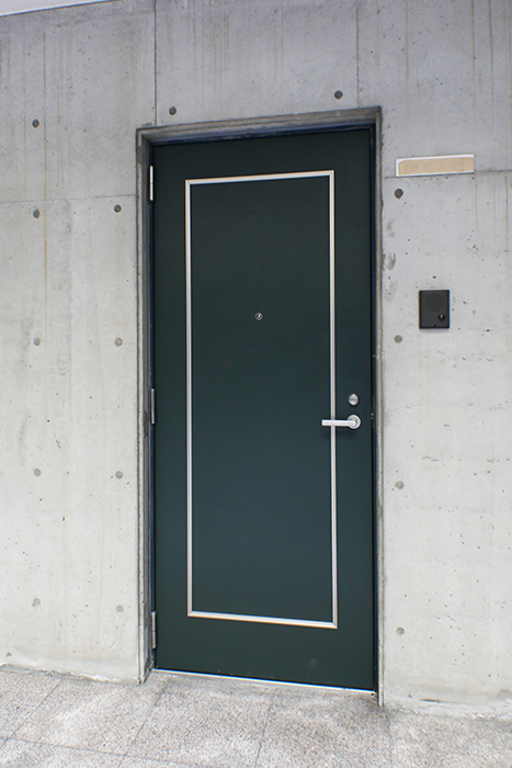 東山ビレッジ｜128号室_玄関まわり_打ちっ放しのコンクリートと緑のドア_MG_6209