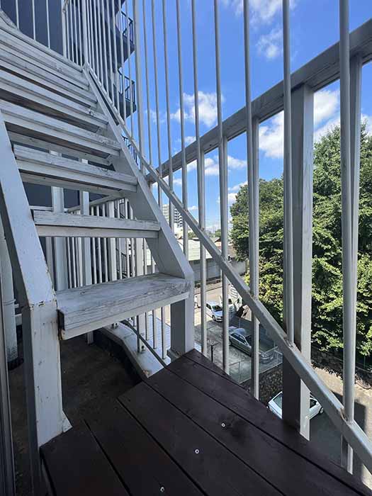 中区松原 店舗付き住宅 屋上へ登る階段