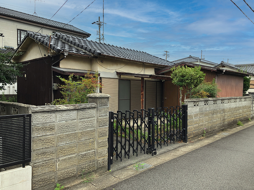 ＜Before＞素材となる家は、名古屋市郊外西部エリアに建つコンパクトな平家です_IMG_3231_rth