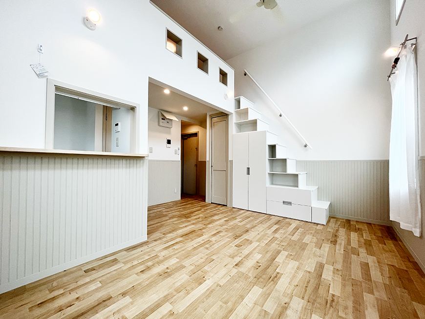 【プリマルーチェ金沢八景】は、ワンルームにロフトつきのお部屋です。女性専用でひとり暮らし用のお部屋です。正面に見える白い階段からロフトに上がります。_IMG_3330_rth