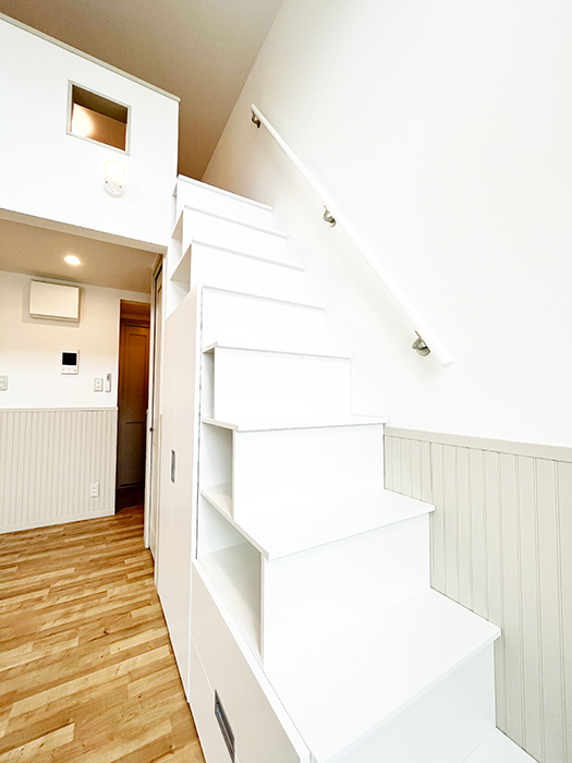 ロフトに上がる階段です。手すりもついていて、一般的によくある梯子階段よりは上り下りがしやすいです。_IMG_3355_rth