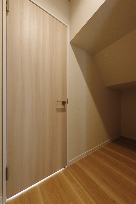 楠タウンハウス｜B-5号室｜1F｜廊下｜キッチンへのドアと階段下収納_MG_6521